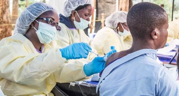 Dwa nowe leki w walce z epidemią Eboli. "Pomogą uratować tysiące istnień ludzkich"