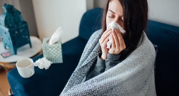 NFZ przygotował poradnik, co robić, gdy podejrzewamy przeziębienie albo COVID-19
