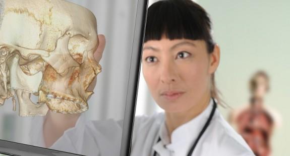 Gdzie znajduje się kość klinowa i co oznacza jej ból?