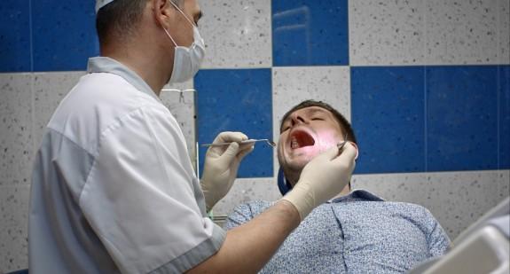 Pacjent połknął pilnik dentystyczny. Lekarz stanie przed sądem