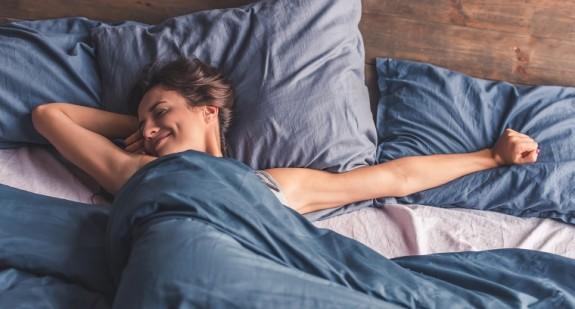 Sen polifazowy – czy krótkie drzemki są zdrowsze niż całonocny sen?