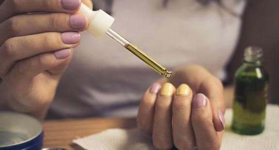 Czym jest serum do paznokci i kiedy należy je stosować? Dlaczego serum jest droższe niż tradycyjna odżywka?