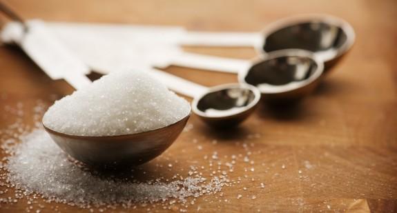 Cukier inwertowany - szkodliwość i zastosowanie w przemyśle spożywczym. Przepis na domowy syrop cukru inwertowanego 
