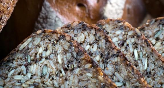 Chleb z ziaren – przepis na bezglutenowy, domowy chleb. Dlaczego warto go jeść?