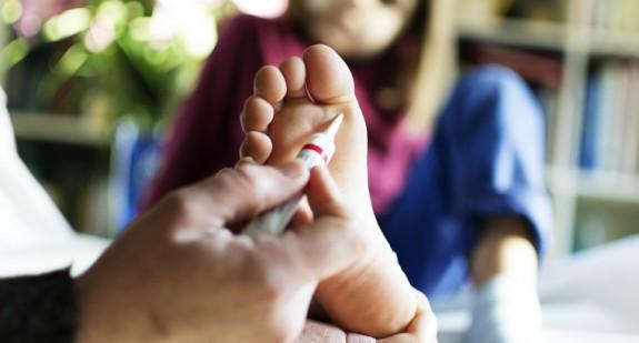 Czy brodawka na stopie u dziecka lub dorosłego jest groźna? Przyczyny i leczenie narośli