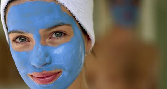 Glinka niebieska – cenny surowiec kosmetyczny. Jakie są zalety stosowania niebieskiej glinki?