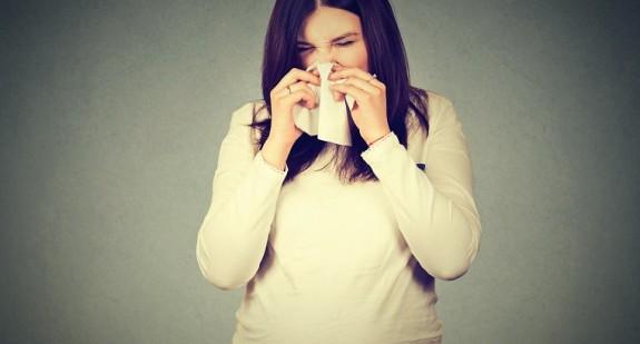 Czy kichanie w ciąży szkodzi dziecku? Przyczyny kichania w ciąży