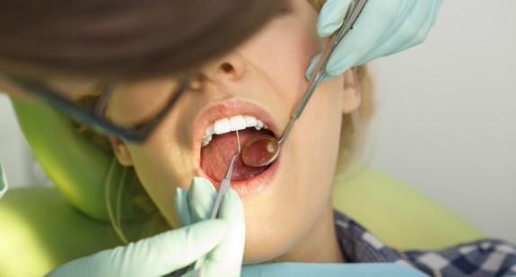 Zęby trzonowe u dziecka, w uzębieniu stałym. Objawy wyrzynania się zębów trzonowych