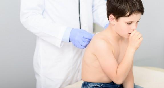 Mokry kaszel u dziecka – co może oznaczać? Przyczyny, leczenie