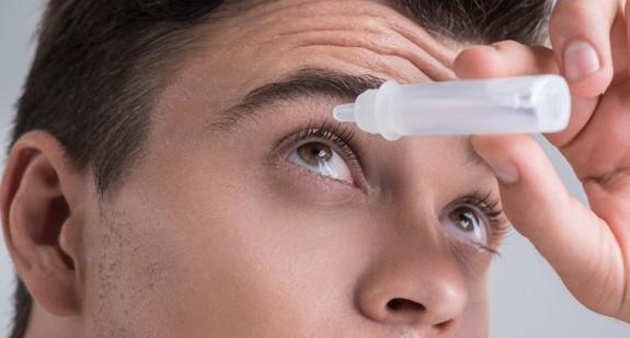 Zapalenie błony naczyniowej oka – przyczyny, objawy i leczenie