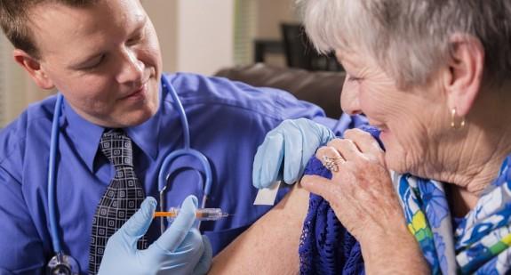GIS zachęca do szczepień na grypę, ale darmowej szczepionki dla seniorów nie będzie? 