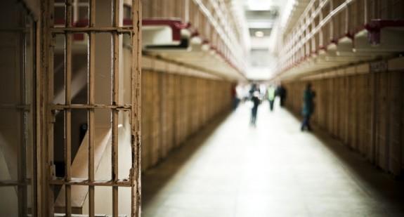 Życie za kratami. Jak więzienie wpływa na psychikę osadzonych? 