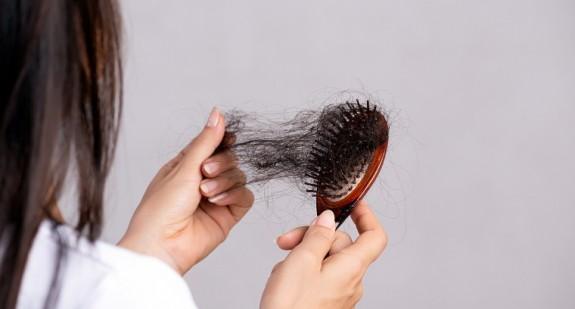 W jaki sposób można walczyć z nadmiernym wypadaniem włosów? 