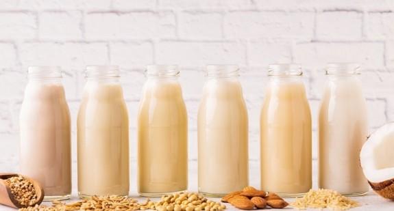 Mleko roślinne - rodzaje i właściwości. Czym zastąpić krowie mleko?