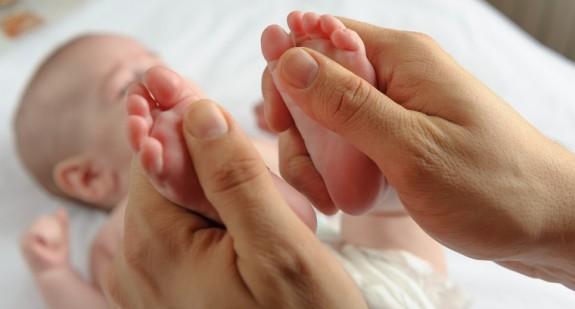Na czym polega masaż Shantala niemowląt? Masowanie brzuszka i stóp