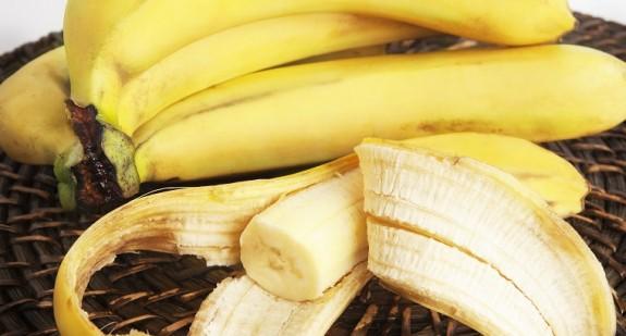 Skórka od banana - na zęby, kurzajki, skórę, zmarszczki. Jak stosować skórkę od banana?