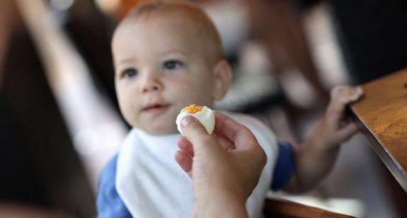 Jajko dla niemowlaka - od kiedy podawać? Jak wprowadzić jajko niemowlakowi? Alergia na jajka u niemowląt
