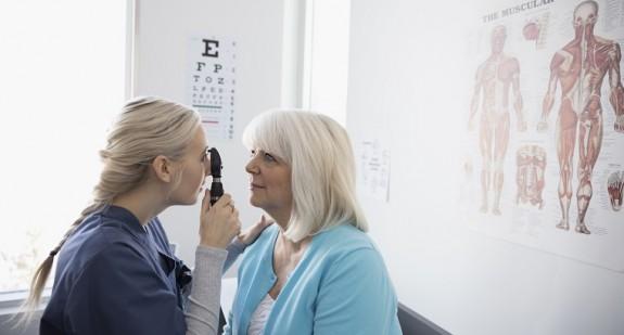 Na czym polega badanie dna oka? Co wykrywa oftalmoskopia?