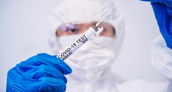 Test na koronawirusa: pacjentka doznała wycieku płynu mózgowo-rdzeniowego po pobraniu wymazu z nosa 