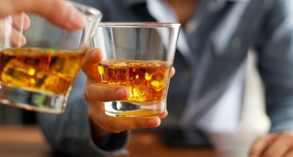 Upijanie się w młodym wieku powoduje nieodwracalne zmiany w mózgu