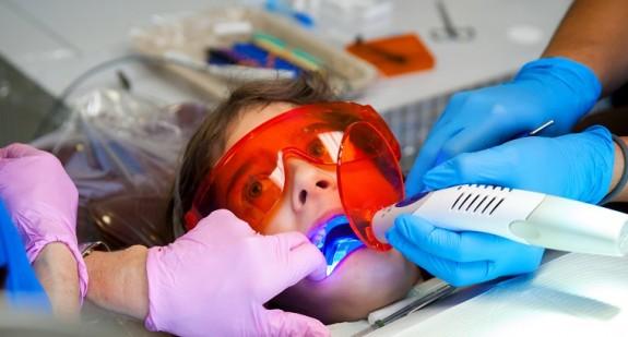 Lakowanie zębów u dzieci i dorosłych. Czy jest ono szkodliwe?