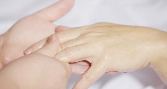 Parafina – jak przeprowadzić zabieg pielęgnacyjny dłoni? Efekty, opis zabiegu, przeciwskazania