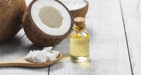 Olej kokosowy to najlepszy naturalny kosmetyk! Jak go stosować?