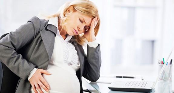 Migrena w ciąży – przyczyny i objawy. Jak radzić sobie z silnym bólem głowy w ciąży?