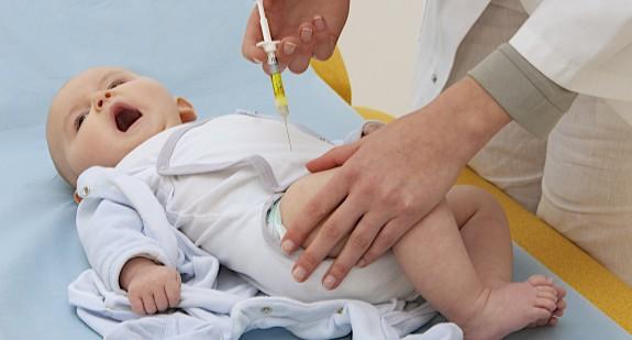 Pierwsze szczepienie noworodka w szpitalu a powikłania poszczepienne u niemowląt
