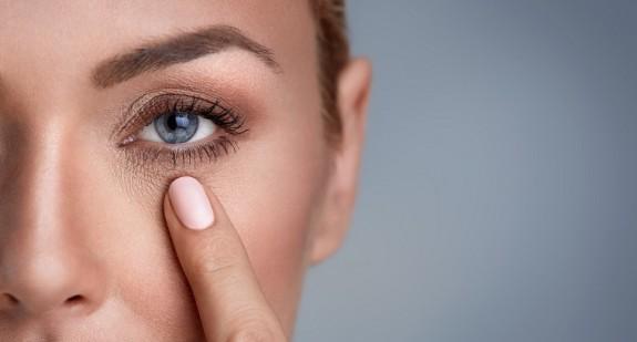 Jak zlikwidować zmarszczki pod oczami? Profilaktyka, odpowiednie kosmetyki i sprawdzone, domowe sposoby
