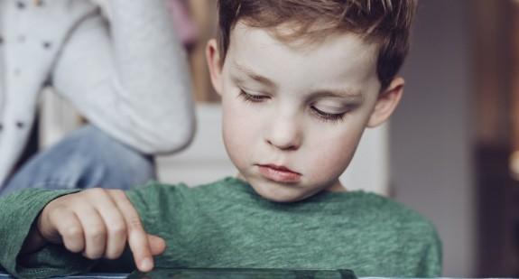 Psycholog: sześciolatki lepiej sobie radzą ze smartfonem niż z zawiązywaniem buta