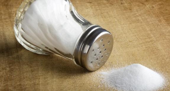 Płukanie gardła solą – jaką sól wybrać? Jak przygotować roztwór?