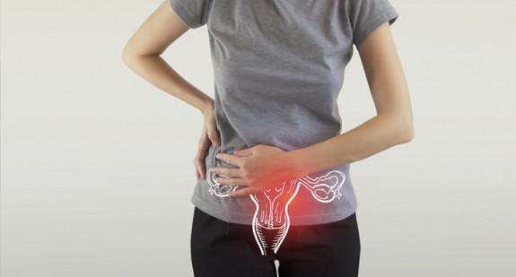 Bóle brzucha i wzdęcia mogą być objawami raka jajnika – ostrzegają eksperci