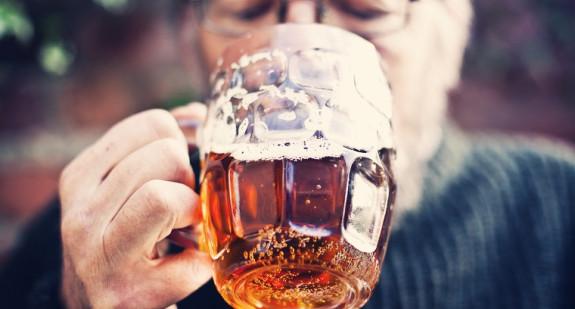 W tym wieku przestań pić alkohol, aby uniknąć demencji. Lekarze potwierdzają