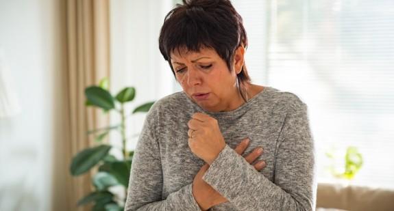 Świszczący oddech i kaszel – co robić? Przyczyny i leczenie