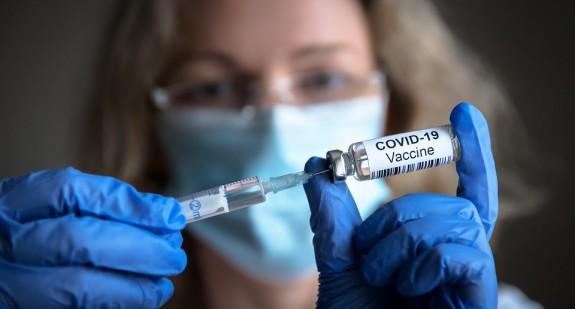 Czy szczepionka przeciwko COVID-19 słabiej chroni seniorów? 