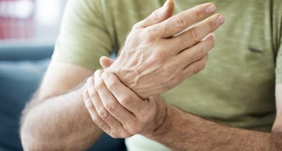 Zapalenie stawów dłoni – jakie daje objawy? Leczenie specjalistyczne i domowe