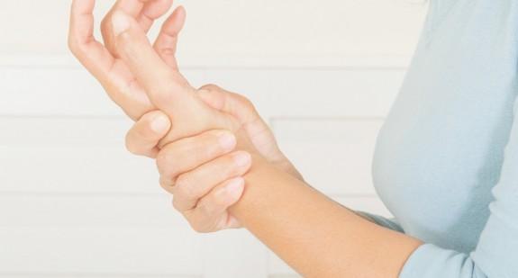 Ból lewej ręki – przyczyny. Czy zawsze oznacza problemy z sercem?