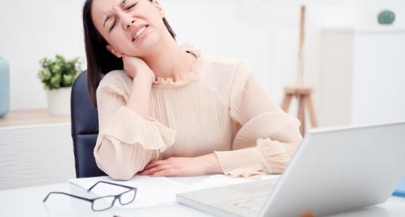 Ból i sztywność karku – objawy zbyt długiego siedzenia przy biurku czy poważnej choroby? 