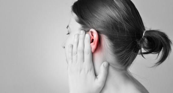 Zapalenie ucha zewnętrznego – objawy i sposoby leczenia. Skąd się bierze ból ucha?