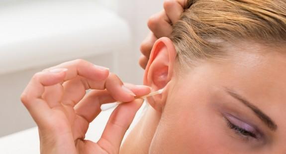 Płukanie uszu – czy można bezpiecznie czyścić uszy domowymi sposobami?