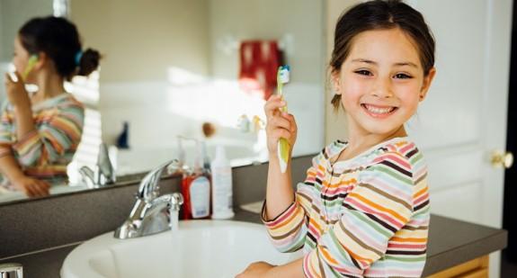 Czy o zęby dziecka trzeba dbać? Jeśli tak, to jak robić to prawidłowo? 