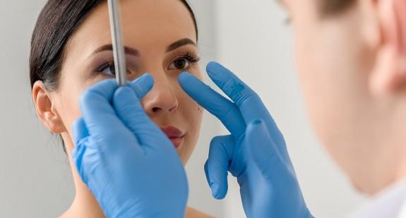 Operacja plastyczna nosa – w jakim celu jest wykonywana i na czym polega?