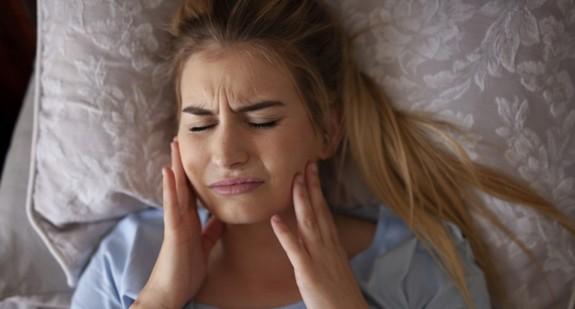 Stres związany z pandemią nasila zgrzytanie zębami i bóle twarzy